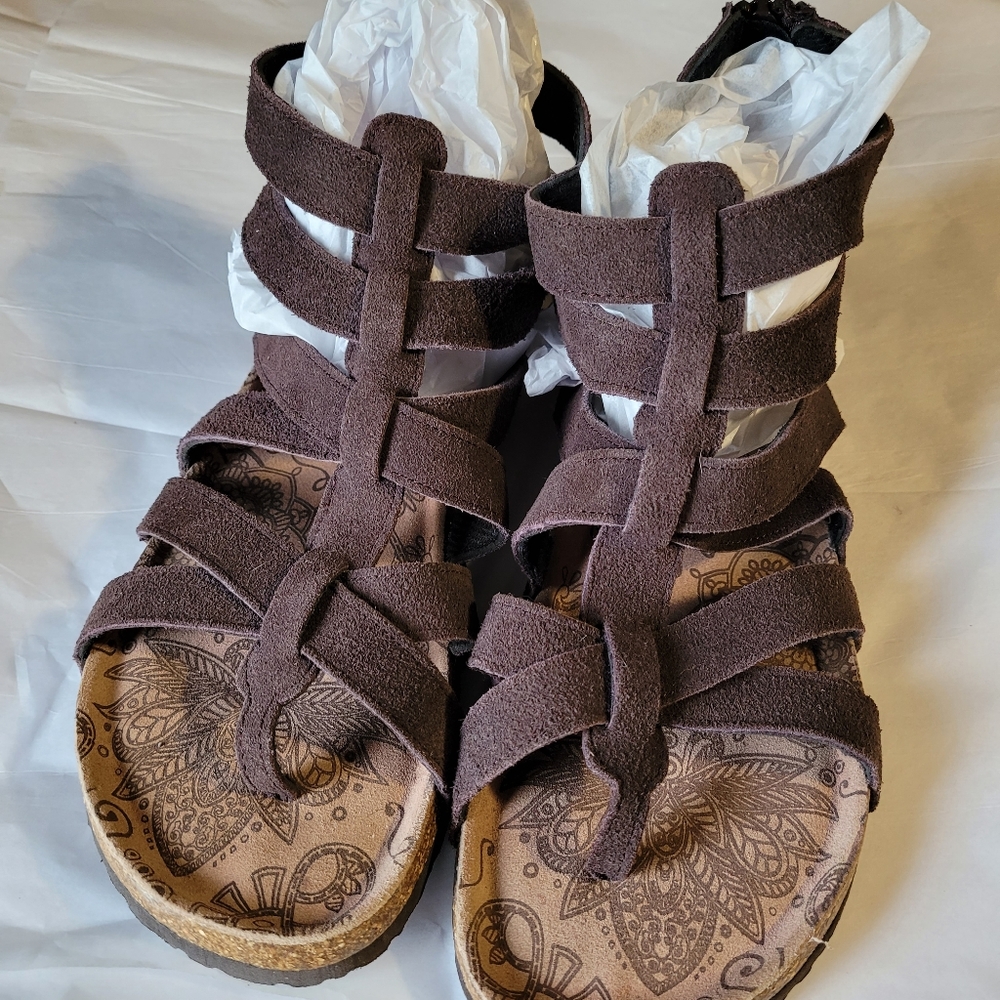 Muk Luk sandals sz8